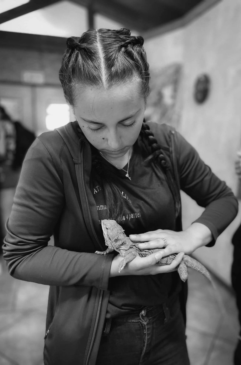 Emma Bastos manipule un lézard